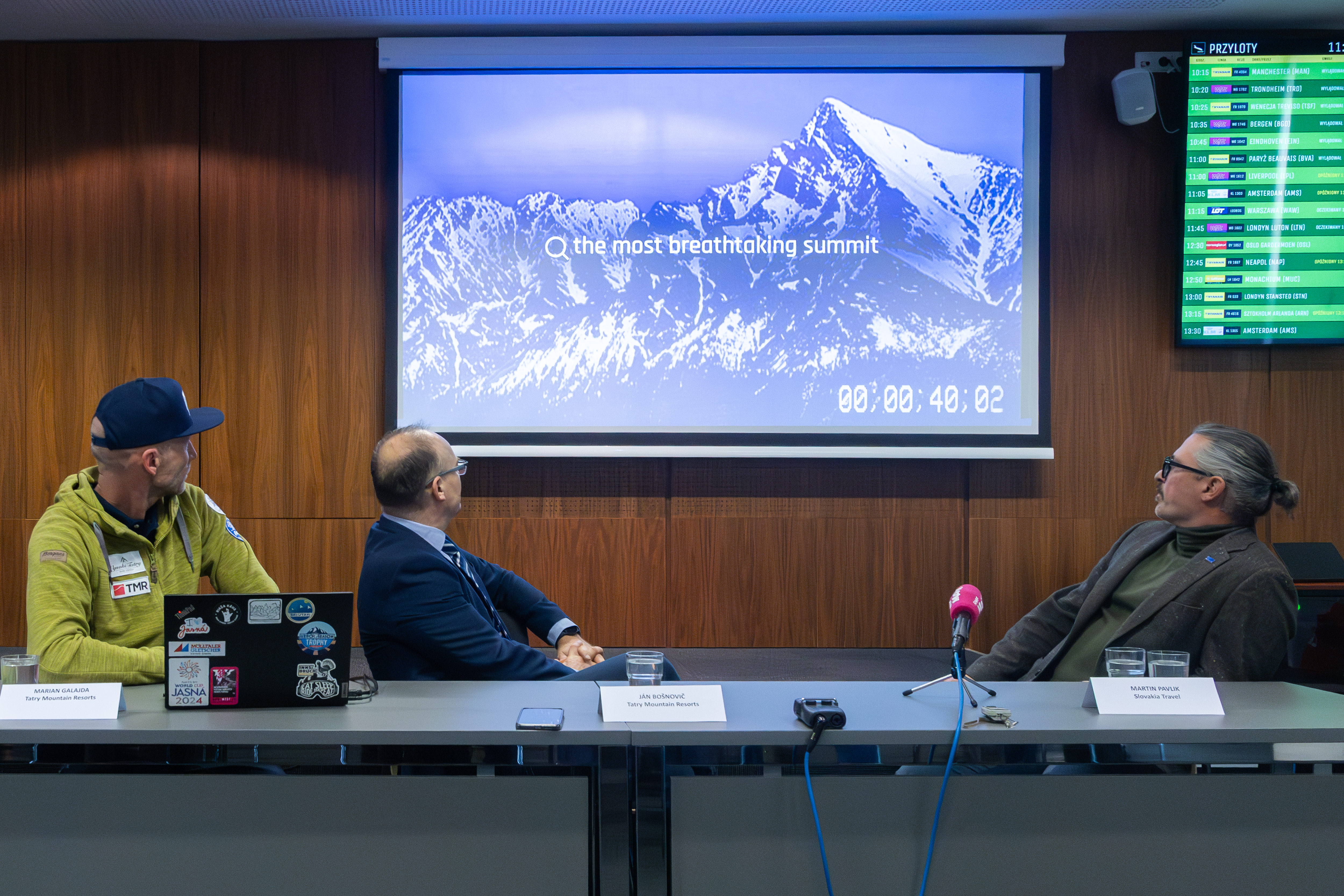 Panowie oglądają prezentację o górach na rzutniku