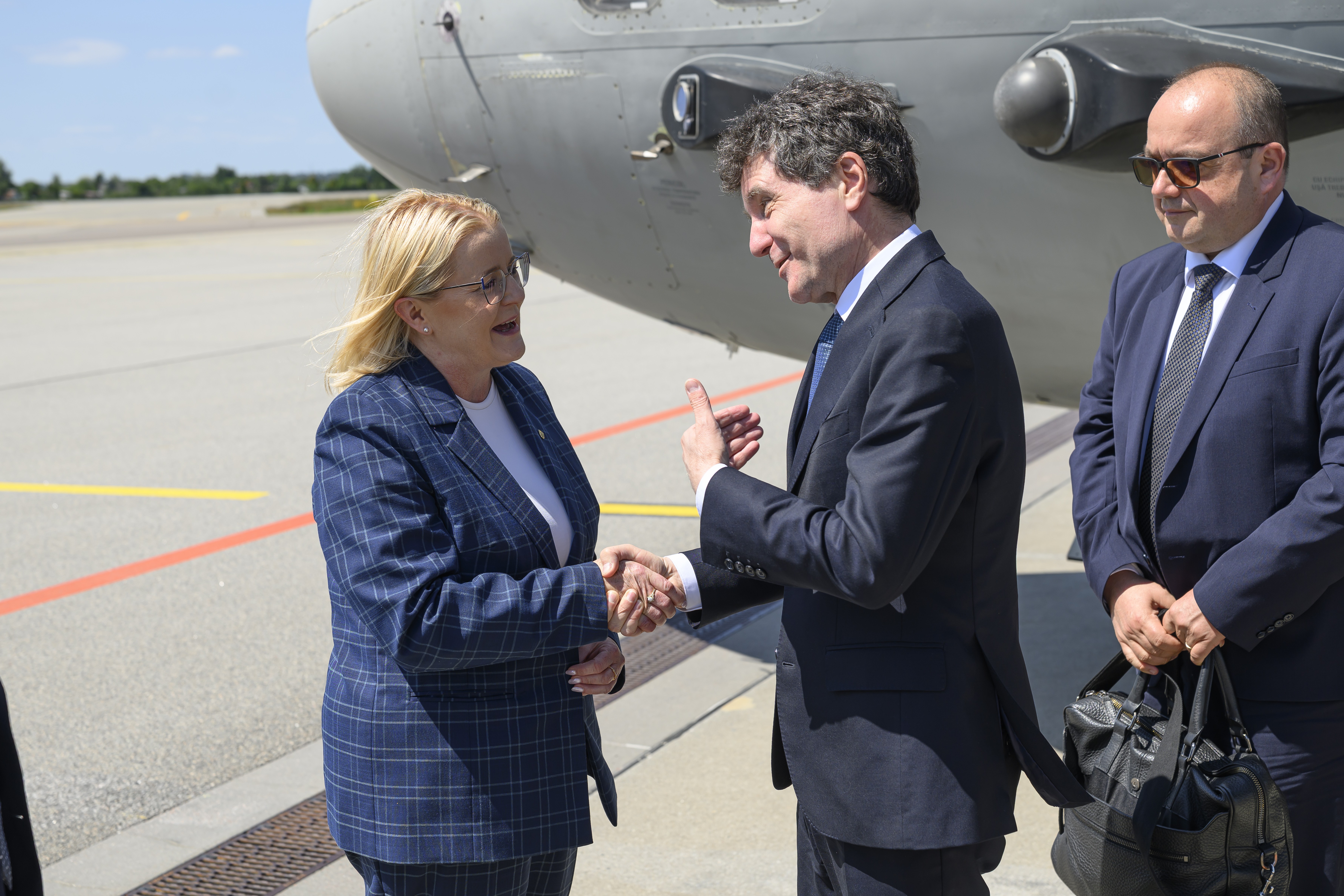 Prezydent Rumunii Nicușor Dan witany po przylocie do Gdańska przez Członkinię Zarządu Województwa Pomorskiego Agnieszkę Baranowską