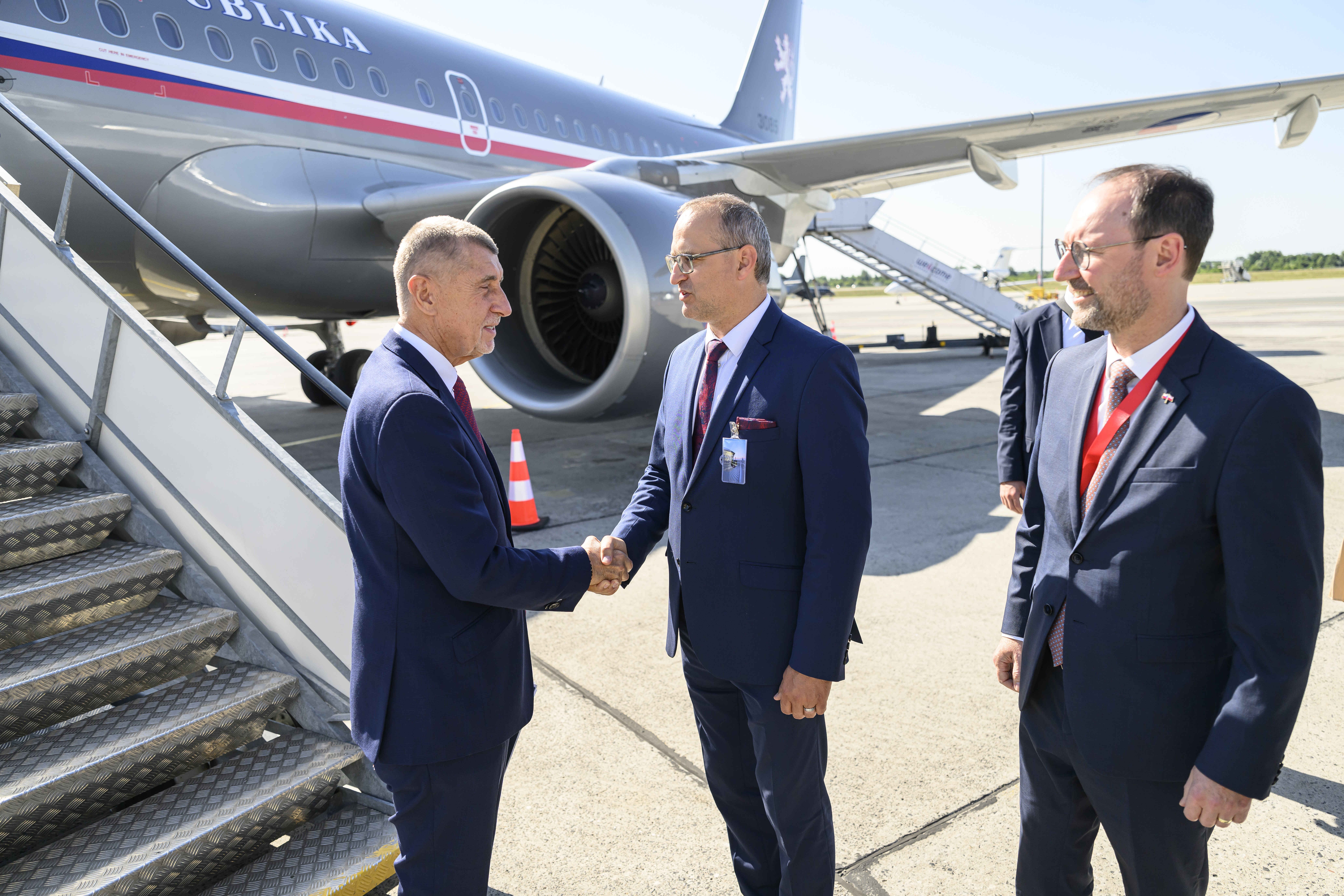 Premier Czech Andrej Babiš witany na płycie lotniska w Gdańsku przez wicewojewodę pomorskiego Emila Rojka
