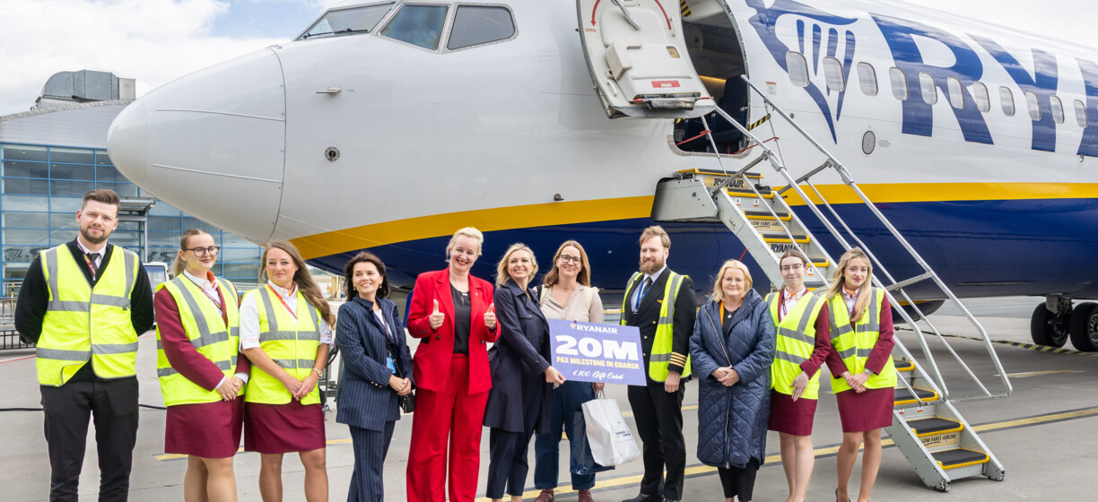 Załoga Ryanair, Joanna Jażdżewska-Reszka Dyrektor Wydziału Skarbu Urzędu Miasta w Sopocie, Iwona Tomczyńska Kierownik Działu Analiz Ekonomicznych i Marketingu Portu Lotniczego Gdańsk, Alicja Wójcik-Gołębiowska Head of Comms CEE&Baltics Ryanair, Pani Aleksandra z Gdyni, Agnieszka Baranowska członkini Zarządu Województwa Pomorskiego. 